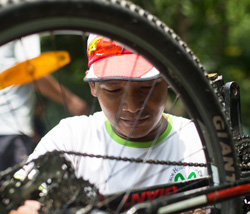 cambodia_cycling_mechanic